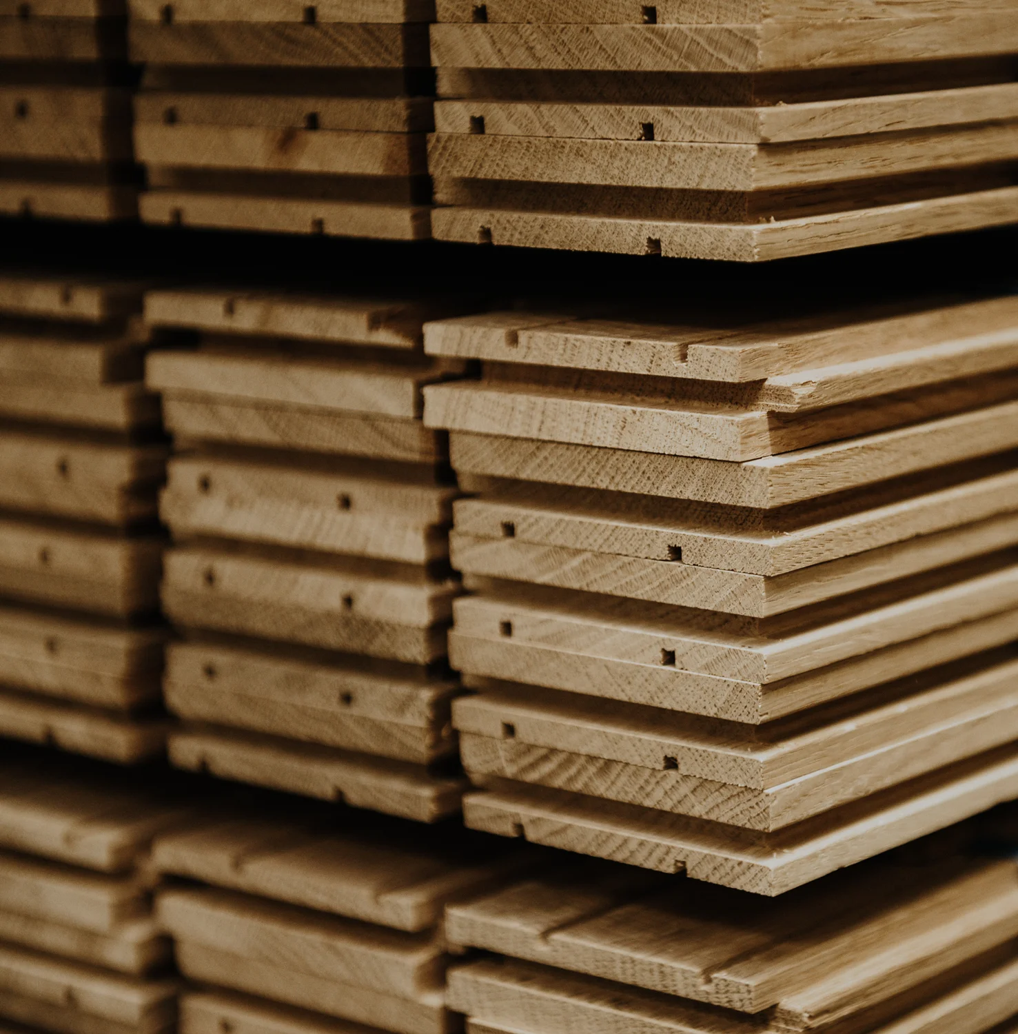 Bewerkte en gestapelde eiken parketplanken