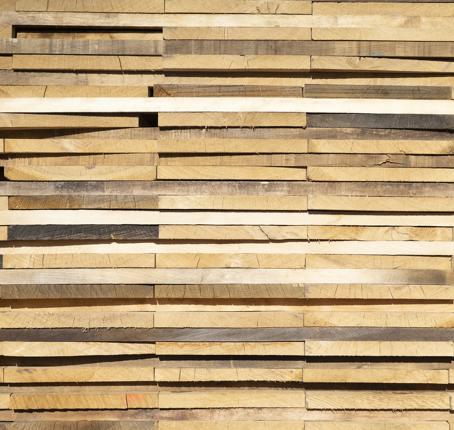 Gestapelde gezaagde houten planken